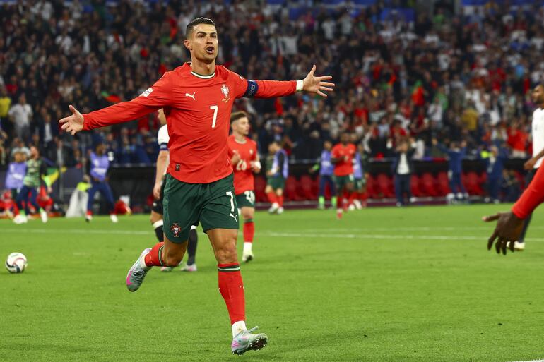 Cristiano Ronaldo podría convertirse en el primer futbolista en jugar seis ediciones de un Mundial. (EFE/EPA/ANNA SZILAGYI)
