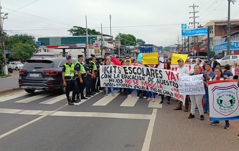 Familias de las escuelas San Francisco de Asís, San Pedro y San Pablo y Paz del Chaco, cerraron la ruta PY01, a la altura de Ñemby, en reclamo de los kits escolares. 