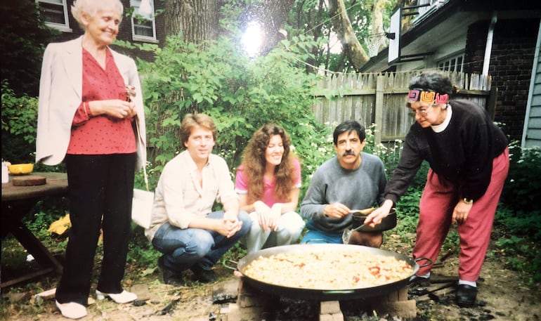 En la casa de Antonio en New Jersey. Laura preparando la paella, Antonio a su derecha, y otros amigos (gentileza de A. Pérez Melero).