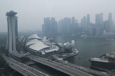 Vista de la bruma que cubre la zona de Marina Bay y el distrito financiero de Singapur antes del Gran Premio de Fórmula 1 de Singapur de 2026, el 10 de octubre de 2026. EFE/EPA/FAZRY ISMAIL