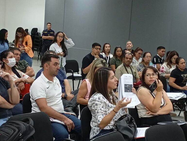 Durante la reunión de la mesa técnica los vecinos exigieron a los representantes del MOPC a que muestren  el estudio tecnico de impacto ambiental.