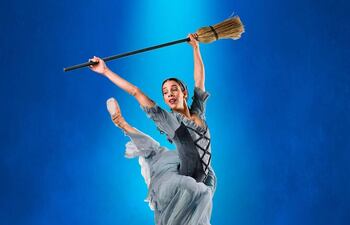 Alejandra Acosta es una de las bailarinas que interpretará el rol protagónico en "La Cenicienta", que se presentará desde mañana viernes en el Teatro Municipal de Asunción.