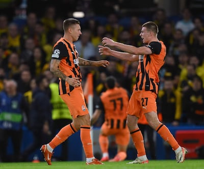 Yehor Nazaryna y Oleh Ocheretko celebran el triunfo de Shakhtar Donetsk.