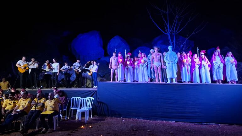 Los actores que revivieron la fe en los visitantes y recordaron que Jesús dio su vida por todos nosotros.