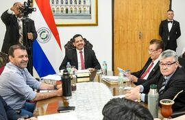 El cartista Miguel del Puerto (izq) junto al presidente de Diputados Raúl Latorre (centro).