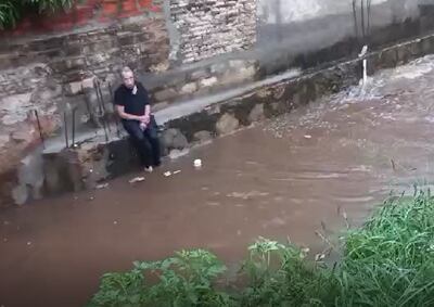 Mientras estaba siendo arrastrado por el raudal, el hombre pudo atajarse hasta llegar a una estructura.