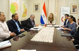 El viceministro de Atención Integral a la Salud, Doctora Saúl Recalde, la directora general del INCAN, Doctora Jabibi Noguera, así como autoridades del IPS como el presidente del consejo, Doctor Jorge Brítez, y el gerente de Salud, doctor Derlis León.