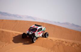 La dupla paraguayo-brasileña integrada por Santos y Roldán completó ayer otra etapa más de
la extrema competencia que se disputa por quinta vez consecutiva en el árido territorio saudí.