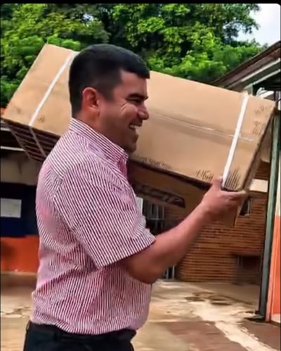 Julian Vega en una de las numerosas entregas de aires acondicionados que publica en sus redes sociales. (Imagen de archivo).