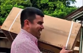Julian Vega en una de las numerosas entregas de aires acondicionados que publica en sus redes sociales. (Imagen de archivo).
