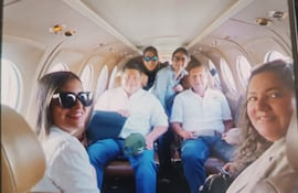 En el centro, Miguel “el primo” Báez Soria, con Pastor Soria, Zunilda Funes, entre otras personas, en el viaje a Loma Plata, para acompañar al presidente Santiago Peña.
