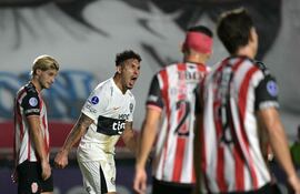 El paraguayo Fernando Cardozo, futbolista de Olimpia, celebra un gol en el partido frente a Barracas Central por la fecha 4 del Grupo D de la Copa Sudamericana 2026 en el estadio Florencio Solá, en Banfield, Provincia de Buenos Aires, Argentina.