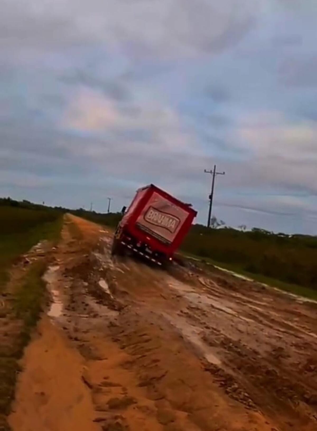 Camino entre Cerrito y Pilar, en pésimas condiciones y con puentes de madera