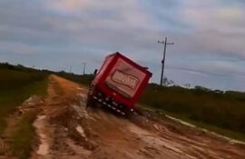 Un camión distribuidor de gaseosas y cervezasse encontró con un enorme charco de agua, perdió estabilidad y parte de las cajas que transportaba cayó al suelo, ocasionando daños y pérdidas de mercaderías.