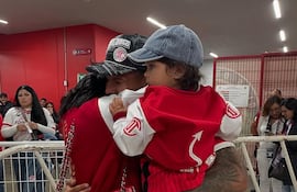Robert Morales con Belén Parini y Renatita celebrando el campeonato del Toluca de México.