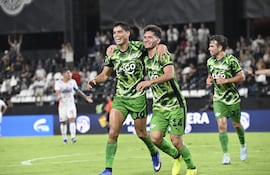 La figura goleadora Lorenzo Antonio Melgarejo (35 años) festeja su primer tanto con Alexis Ramón Fretes (20), el que le dio el pase.