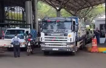 El camión incautado por los funcionarios aduaneros.