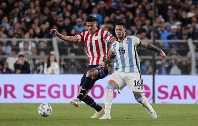 Fabián Balbuena, futbolista de la selección paraguaya, disputa un balón con Enzo Fernández, jugador de Argentina, en un partido de las Eliminatorias Sudamericanas 2026 en el estadio Más Monumental, en Buenos Aires, Argentina.