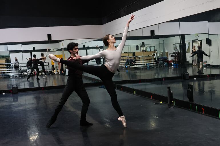 Otro instante de los ensayos de los bailarines del Ballet Theatre of Maryland para "Las alas del mainumby".