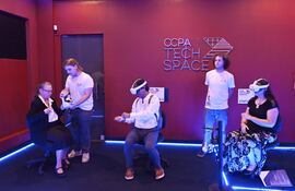 A través de los visores de realidad virtual, los estudiantes del CCPA podrán acceder a recorrer distintas ciudades de Estados Unidos, visitar museos y más.