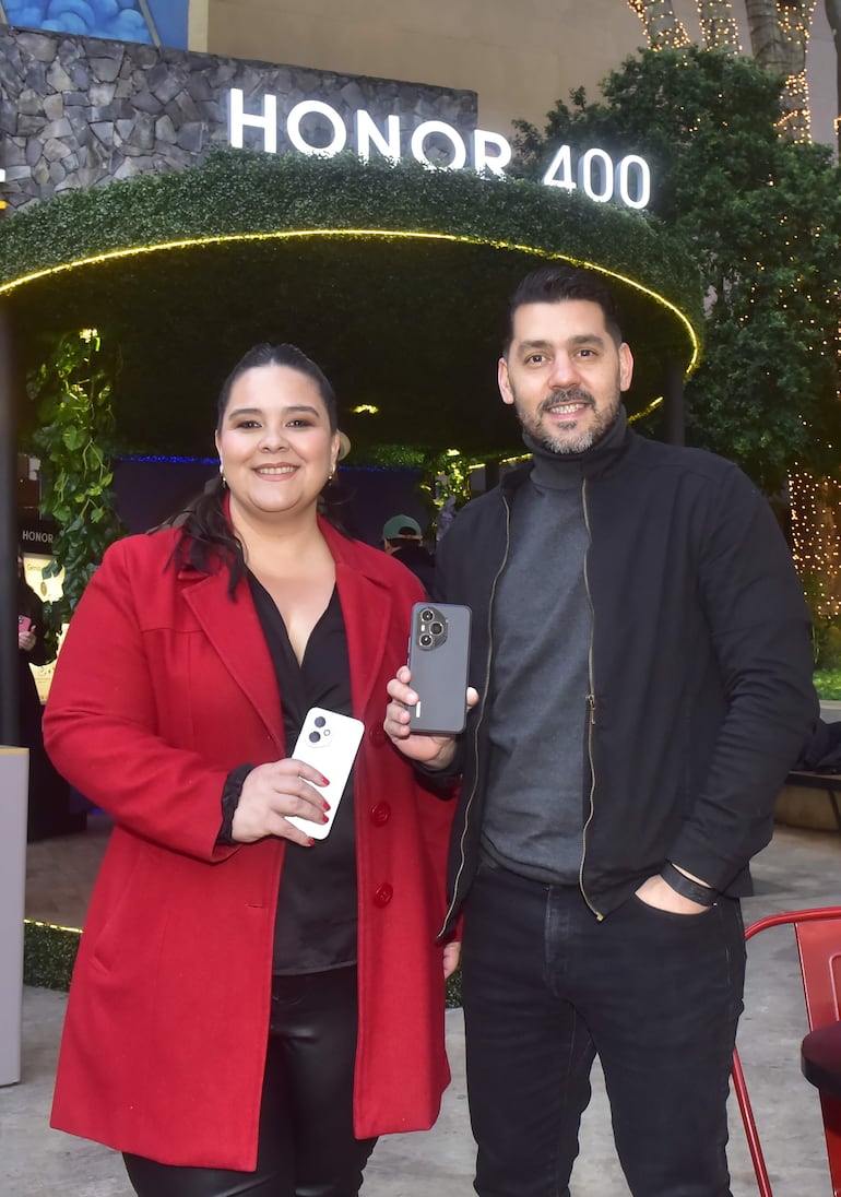 Jazmín Núñez y Diego Zaragoza en la presentación del HONOR 400, realizado en el Shopping Mariscal.