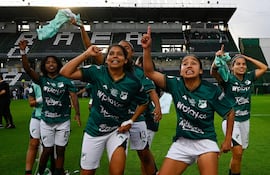 Las jugadoras del Deportivo Cali celebran tras ganar la tanda de penaltis durante el partido de fútbol de cuartos de final de la Copa Libertadores Femenina 2025 entre el Colo Colo de Chile y el Deportivo Cali de Colombia en el Estadio Florencio Sola en Banfield, provincia de Buenos Aires.