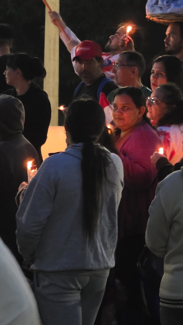 Cada poblador llegó con una vela en señal de protesta y pedido de justicia.