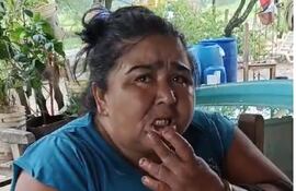 Julia Peralta, ya detenida y esposa en el patio de su casa, exhibe a los investigadores la hematoma que le produjo el tremendo puñetazo que le aplicó su pareja, cuando intentó revisar su celular.