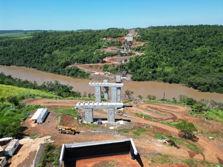 El puente sobre el río Monday está en la fase inicial de la obra.
