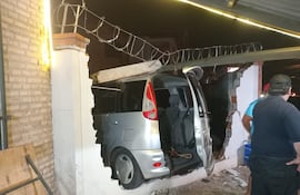 Auto chocó violentamente contra muralla de una vivienda y casi atropella a clientes de un local en Capiatá,