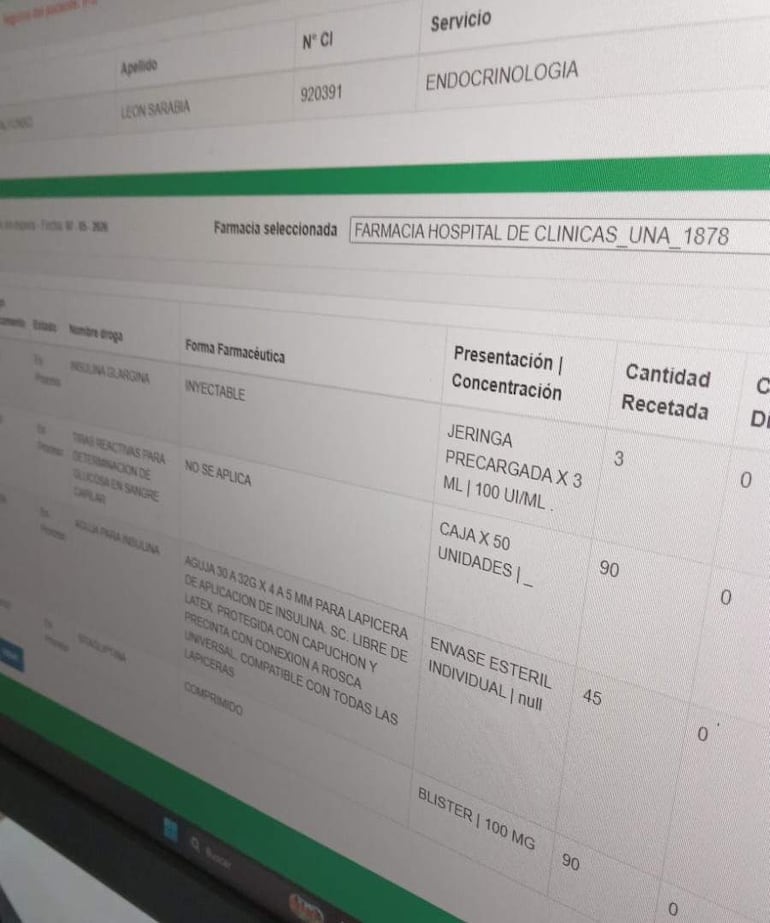 Documento digital en pantalla muestra lista de medicamentos, incluyendo insulina y jeringas en un entorno hospitalario.