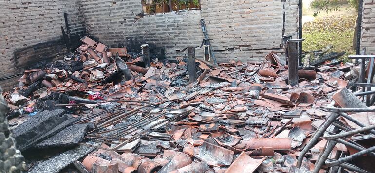 habitación con rastros de incendio
