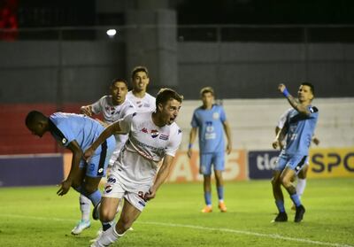 Juan Alfaro sale a festejar tras convertir uno de los goles de Nacional