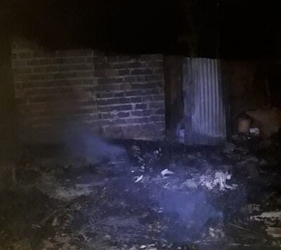 La vivienda quedó consumida por completo por las llamas.