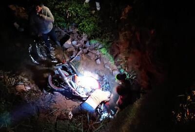 El motociclista sufrió lesiones tras caer con su motocicleta al arroyo Hu'i Rupá.