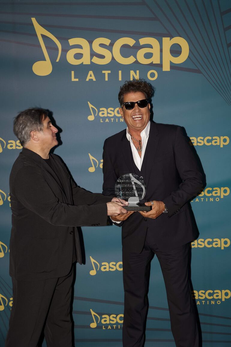 Carlos Vives recibió el premio Fundadores de manos del presidente para Latinoamérica, España y Portugal de Sony Music, Afo Verde, durante la ceremonia de entrega de premios de la Sociedad Americana de Compositores, Autores y Editores (ASCAP) en el Vizcaya Museum & Gardens en Miami. (EFE/Eva Marie Uzcátegui)
