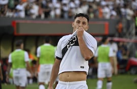 Carlos Sebastián Ferreira, futbolista de Olimpia, celebra un gol en el partido frente a Guaraní por la primera fecha del torneo Apertura 2026 del fútbol paraguayo en el estadio Defensores del Chaco, en Asunción, Paraguay.