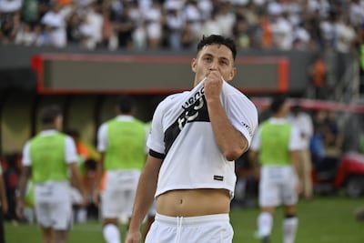 Carlos Sebastián Ferreira, futbolista de Olimpia, celebra un gol en el partido frente a Guaraní por la primera fecha del torneo Apertura 2026 del fútbol paraguayo en el estadio Defensores del Chaco, en Asunción, Paraguay.