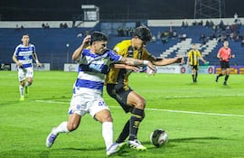 El extremo del Sportivo 2 de Mayo, Marcelo González intenta desbordar sobre la banda ante la marca del lateral de Guaraní, Thiago Servín. (Foto: APF)
