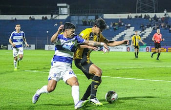 El extremo del Sportivo 2 de Mayo, Marcelo González intenta desbordar sobre la banda ante la marca del lateral de Guaraní, Thiago Servín. (Foto: APF)