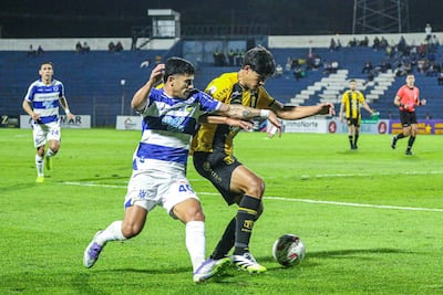 El extremo del Sportivo 2 de Mayo, Marcelo González intenta desbordar sobre la banda ante la marca del lateral de Guaraní, Thiago Servín. (Foto: APF)