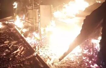 Una de las casas incendiada quedó totalmente consumida por las llamas.