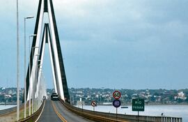 El puente San Roque González de Santa Cruz que une a Encarnación con Posadas, Argentina.