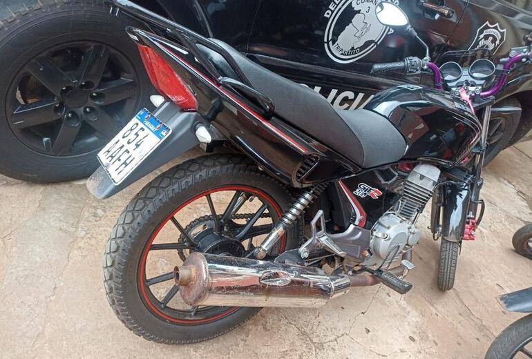 Incautaron una de las motocicletas que habría sido utilizada en el asalto.