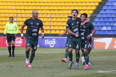 Elías Peralta (31) celebra junto a sus compañeros, Fernando Alarcón (18) y Ángel Cristaldo (11), uno de los tres goles que convirtió en Capiatá para que el Tembe pase a la siguiente fase de la Copa Paraguay.