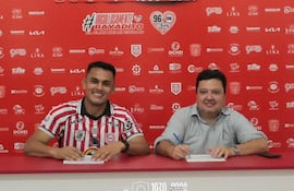 El delantero, Cristian Ariel Colmán estampando la firma que lo une al Sportivo San Lorenzo, acompañado por le presidente de la entidad "rayadita" Óscar Said.
