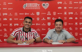 El delantero, Cristian Ariel Colmán estampando la firma que lo une al Sportivo San Lorenzo, acompañado por le presidente de la entidad "rayadita" Óscar Said.