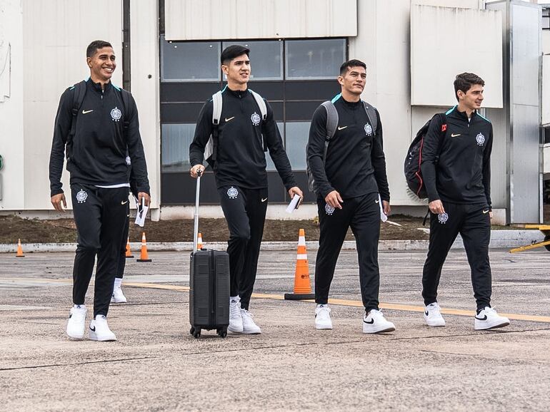 Los jugadores de Olimpia previo al viaje a la ciudad de Cochabamba para el debut en la Copa Libertadores 2025.