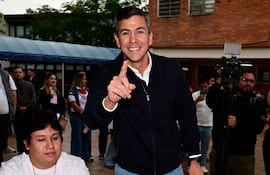 Santiago Peña votando en las últimas elecciones municipales.