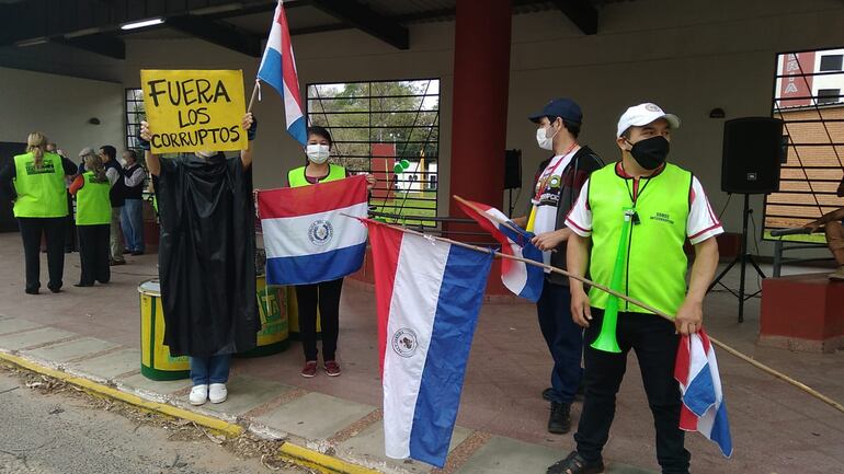 Una manifestación ciudadana se lleva adelante freten al Campus de la UNA.